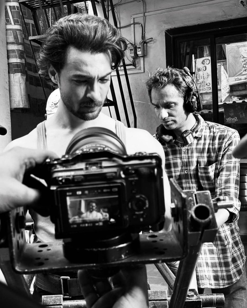 HungamaStudioYT's tweet image. Mid-shoot madness! #AayushSharma having a blast with the crew while filming his next big project. #BehindTheScenes
#FunOnSet 

#HungamaStudio #TellyHungama #Bollywood #Entertianment #Movie #Film