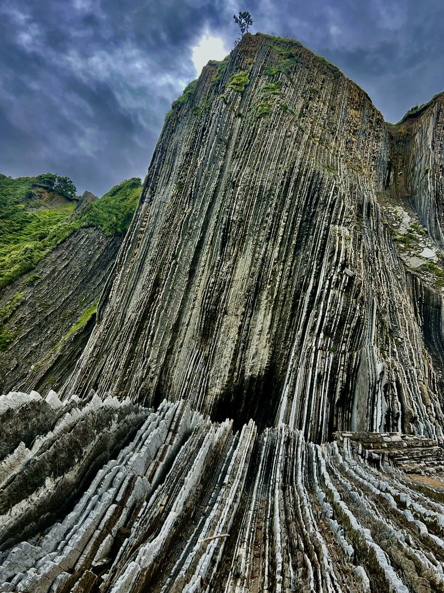 roccorossiTO's tweet photo. The amazing flysch formations between Zumaia and Deba. #CaminoDelNorte https://t.co/wYgqQBWKZt