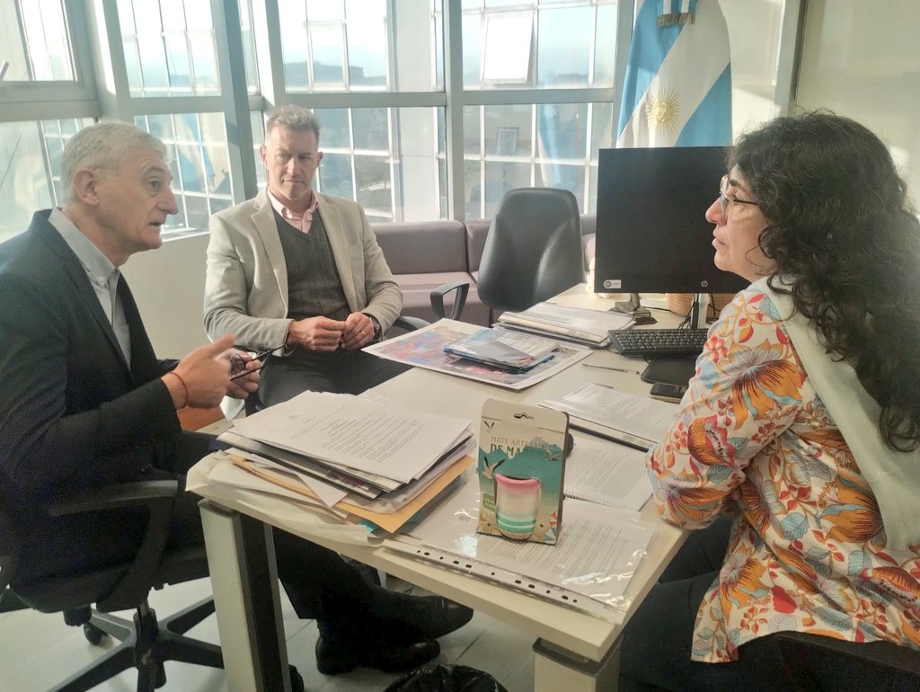 Antes de disertar en la Cámara de Diputados, me reuní con la diputada nacional <a href="/AnaMariaIanni/">Ana María Ianni</a>, impulsora de la reforma de la Ley 27.399 de feriados turísticos dentro de <a href="/DiputadosAR/">Diputados Argentina</a>.