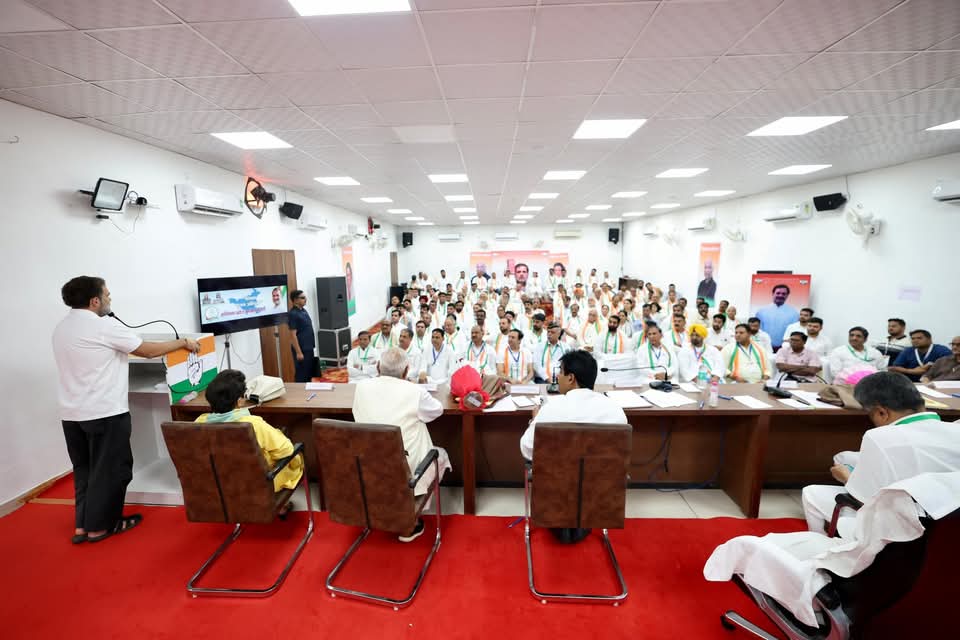 Lakhan Singla INC (@lakhansinglainc) on Twitter photo आज HPCC मुख्यालय, चंडीगढ़ में लोकसभा में नेता प्रतिपक्ष श्री Rahul Gandhi जी के नेतृत्व में #संगठन_सृजन_अभियान को लेकर हरियाणा कांग्रेस के वरिष्ठ नेताओं की बैठक आयोजित की गई।
<a href="/RahulGandhi/">Rahul Gandhi</a>
<a href="/BhupinderShooda/">Bhupinder Singh Hooda</a>
<a href="/INCUdaiBhan/">Udai Bhan</a>
<a href="/DeependerSHooda/">Deepender Singh Hooda</a> आज HPCC मुख्यालय, चंडीगढ़ में लोकसभा में नेता प्रतिपक्ष श्री Rahul Gandhi जी के नेतृत्व में #संगठन_सृजन_अभियान को लेकर हरियाणा कांग्रेस के वरिष्ठ नेताओं की बैठक आयोजित की गई।
<a href="/RahulGandhi/">Rahul Gandhi</a>
<a href="/BhupinderShooda/">Bhupinder Singh Hooda</a>
<a href="/INCUdaiBhan/">Udai Bhan</a>
<a href="/DeependerSHooda/">Deepender Singh Hooda</a>