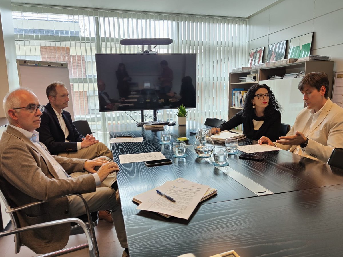 📽️El  Gobierno del Principado trabaja en un ambicioso proyecto para convertir Asturias en polo de la industria cinematográfica nacional.
📽️ El plan, con una inversión inicial de entre 15 y 20 millones, prevé la creación de una Escuela de Cine, platós de producción y rodaje, y un