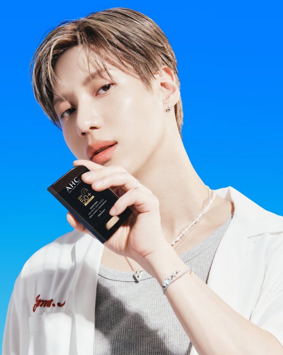 요즘 태민이 AHC선크림 엄청 잘 쓰는 중인데, 로션처럼 가볍게 발리고 위에 파데 얹어도 하나도 안 밀리는거 개굿👍🏻 
오로지 태민이 때문에 샀는데 인생 선크림 찾고 정착함... 태민이와 AHC 계속되길... 
#TAEMIN #AHCwithTAEMIN