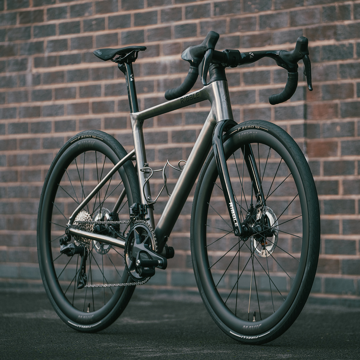 RibbleCycles's tweet photo. Pairing timeless titanium with all-road versatility - Allroad Ti gives you speed, comfort and confidence wherever you ride.
Durable. Lightweight. Limitless. https://t.co/3QXEMYePqC
#RibbleAllroadTi #RideWithoutLimits #TitaniumBike #AllRoadReady #RideRibble https://t.co/h5BGxKmr52