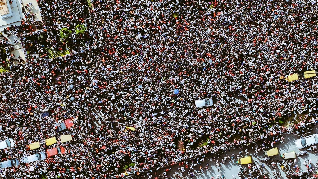 saipansayyad's tweet photo. Heartbreaking Update from #ChinnaswamyStadium
#RCB celebration turns tragic..
💔 Stampede kills 7, injures 25+
Please avoid the area.
Let’s celebrate responsibly — no trophy is worth a life. 🕊️
Stay safe. 🙏 https://t.co/OxmXNDZV6J