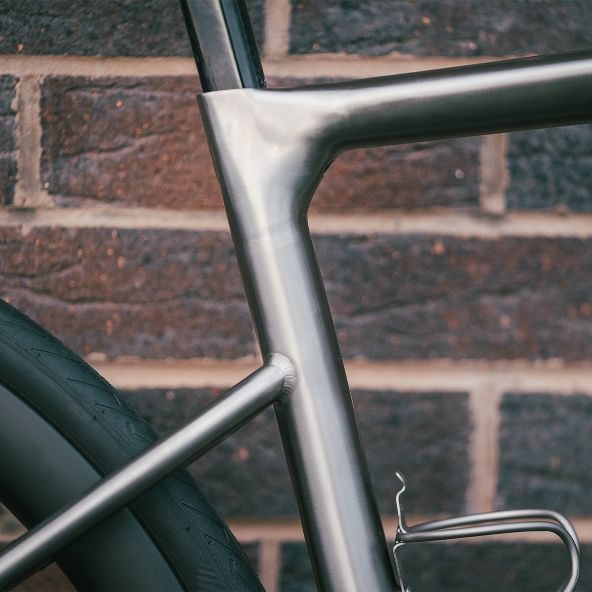 RibbleCycles's tweet photo. Pairing timeless titanium with all-road versatility - Allroad Ti gives you speed, comfort and confidence wherever you ride.
Durable. Lightweight. Limitless. https://t.co/3QXEMYePqC
#RibbleAllroadTi #RideWithoutLimits #TitaniumBike #AllRoadReady #RideRibble https://t.co/h5BGxKmr52