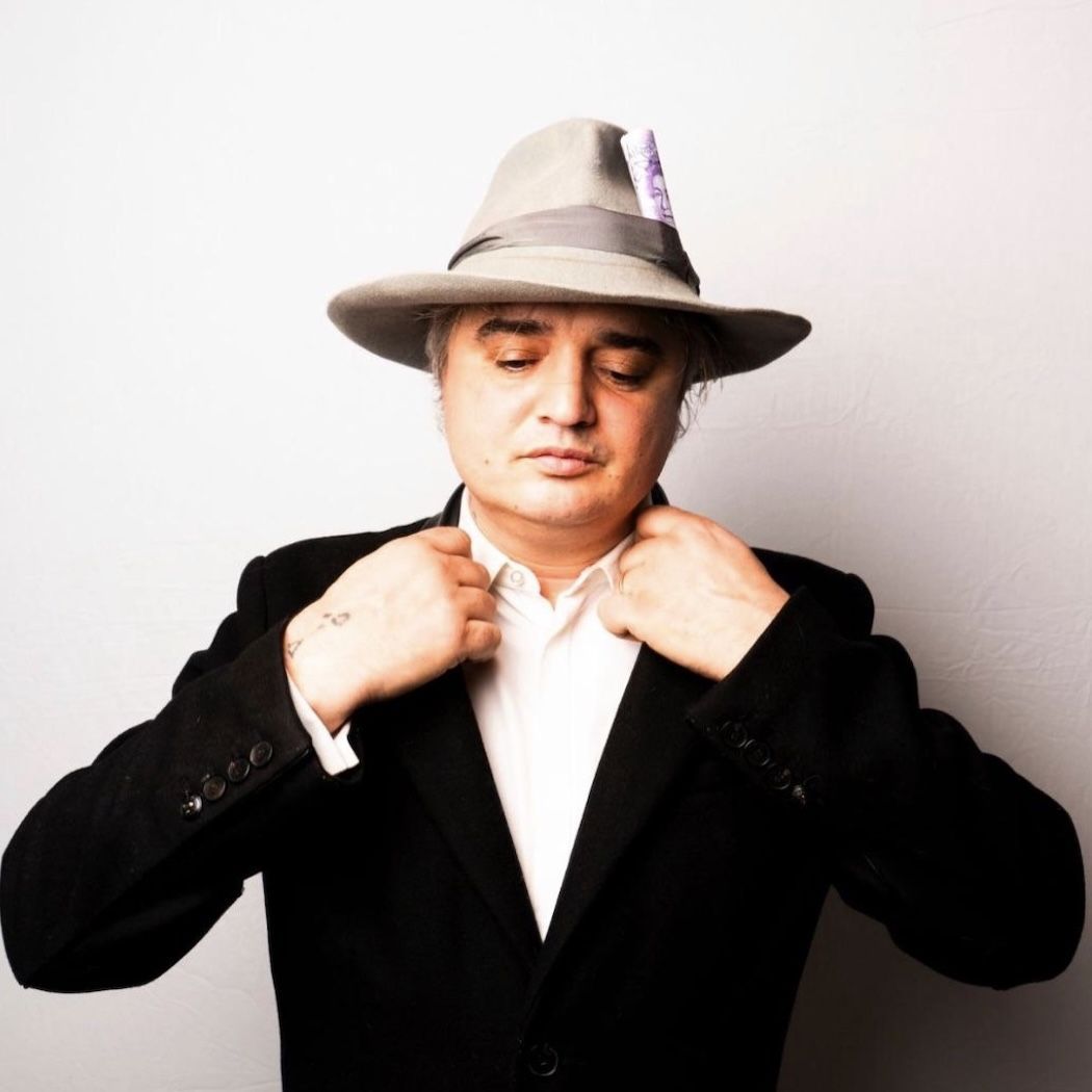 On Ep 290, @PeteDoherty reflects on the balance of humour and melancholy in his work and the importance of collaboration in songwriting.

Platforms: linktr.ee/sodajerker

Direct: sodajerker.com/episode-290-pe…

Playlist: open.spotify.com/playlist/4cY6M…