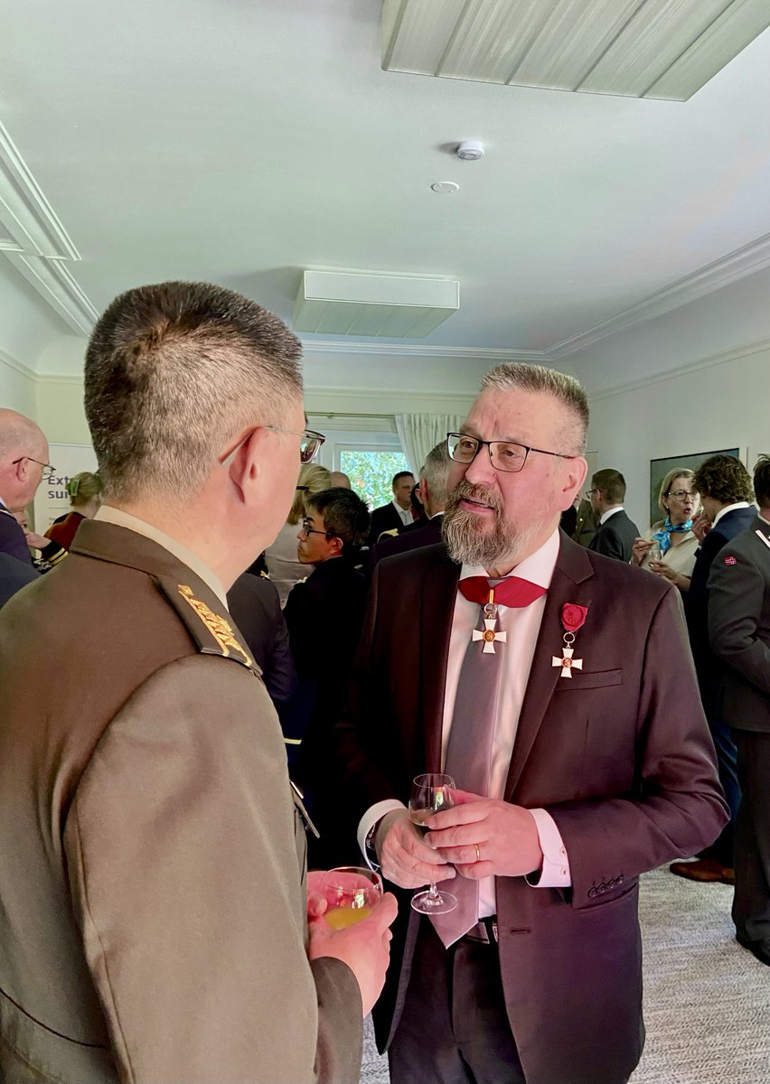 Today, we celebrate the Flag Day of the Finnish Defence Forces 🇫🇮

Earlier this week, the Embassy of Finland in The Hague marked the occasion with a reception hosted by Ambassador Ilkka-Pekka Similä <a href="/IPSimila/">Ilkka-Pekka Similä</a> and Defence Attaché Captain (Navy) Juhapekka Rautava <a href="/JRautava/">Juhapekka Rautava</a> (1/4)