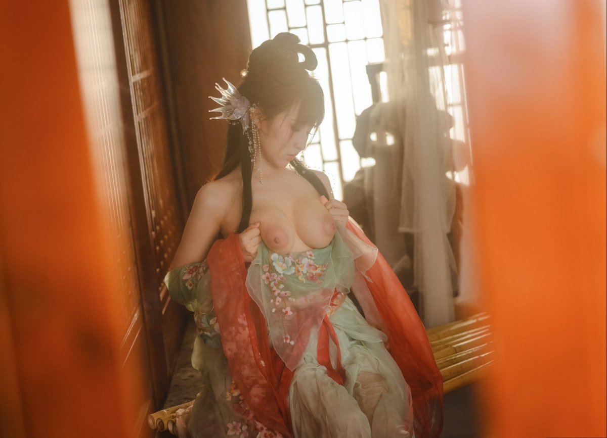 古装露出美乳，小小身材大大能量 https://t.co/eGqRcDnFsT