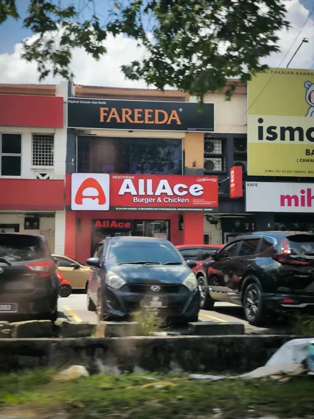 umarmaggi's tweet photo. Allace (dulu Wallace) ni aku panggil Mixue version ayam goreng haha.

Murah.

Business model yg brilliant.

Execution pun laju.

Dalam 18 bulan, AllAce ni dah bukak 65 outlets kat Malaysia 🤯

Ini cerita AllAce:

https://t.co/wG93wGD6wI https://t.co/zduAEvrVeN