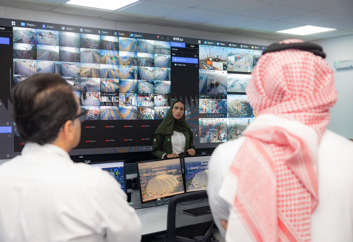 Saudi2034AR's tweet image. من الخُبر.. رحلة التطوير تستمر 💚💪
سمو وزير الرياضة @abdulaziztf يقوم بزيارة استاد أرامكو؛ أحد الملاعب المستضيفة للـ #السعودية34 🇸🇦
