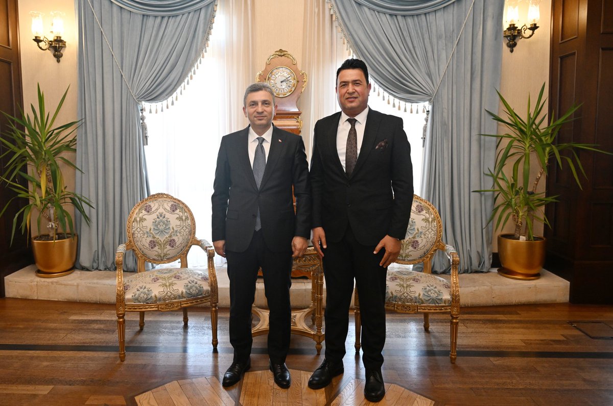 antmutder's tweet photo. ANTMUTDER’den Vali Şahin’e Ziyaret
Bşk.İsmail İltemir ve yönetim kurulumuz, Antalya Valisi Sayın Hulusi Şahin’i makamında ziyaret etti.
Antalya’nın geleceği için fikir alışverişinde bulunduk.
Sayın Valimize nazik kabulleri için teşekkür ederiz.
📍#Antalya  #ValilikZiyareti https://t.co/r5hxMGVtsT