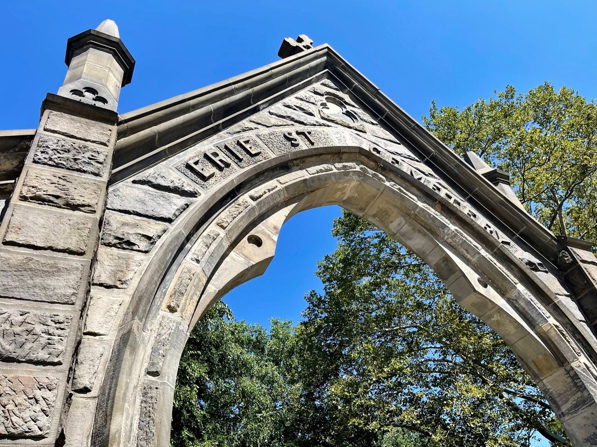 TakeaHikeCLE's tweet image. Discover the stories beneath the stones at Cleveland’s oldest cemetery. Established in 1826, Erie Street Cemetery is the final resting place of pioneers, war veterans, & bold civil rights trailblazers. Join us as we step into the city’s earliest chapters. takeahikecle.com/eriestreet-1