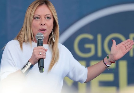 1/3 Zgodnie z zapowiedzią, Szanowni Państwo. Poniżej wybrane cytaty z gościnnego felietonu premier 🇮🇹 Giorgii Meloni na łamach "Die Welt". Tytuł: "Dlaczego jestem prawicowcem". Potem, jest już tylko lepiej. I mocniej.👇
"Lewica nie lubi prawicy, to jest dość oczywiste. Nawiasem