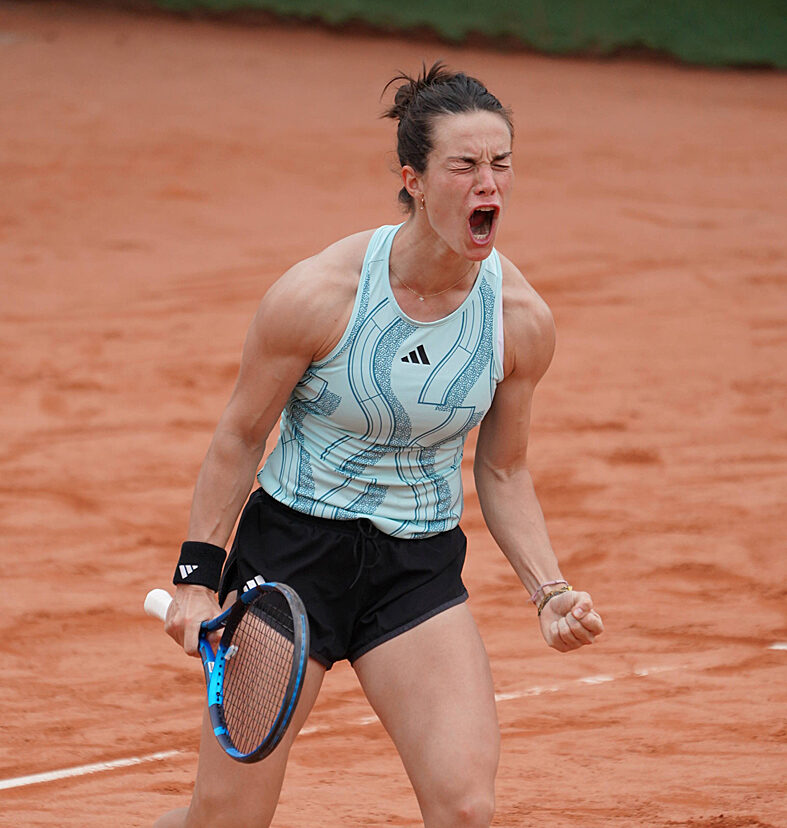 Bilbo Bolson, en medio de la Chatrier fruto de un error, le gana la primera manga a una niña de 12 años enviada por Putin
#RolandGarros
