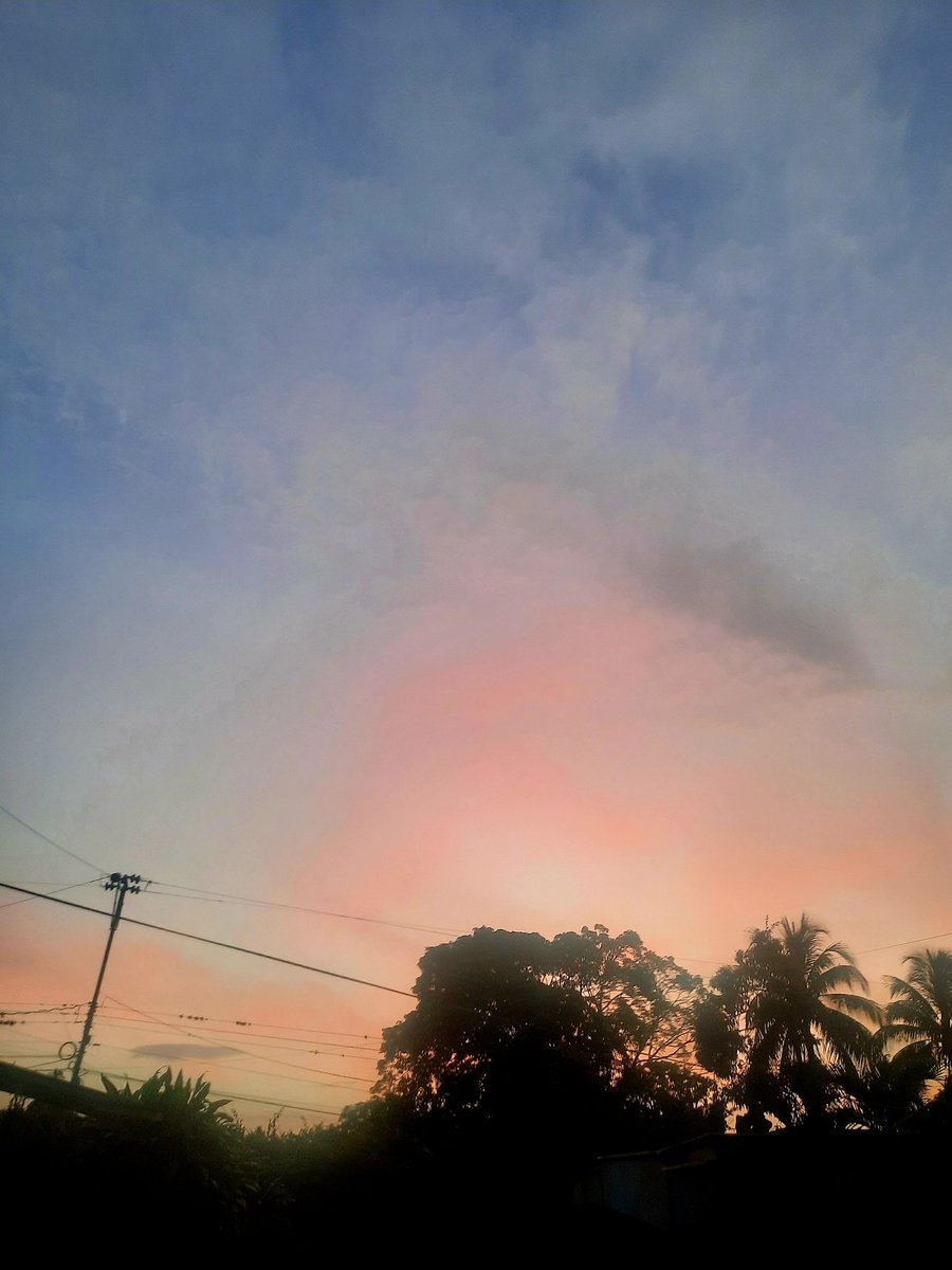 Caprichosos Colores ,  para un Atardecer ..
Simplemente  Hermosos ..
Así  son los Cielos  de mi Campo ..