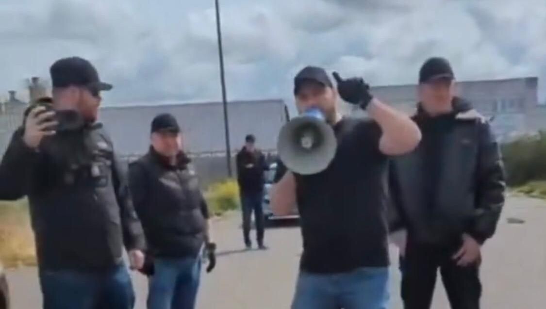 Des migrants et des associations menacés par des militants britanniques d'extrême-droite à Calais
➡️ l.ici.fr/5mH