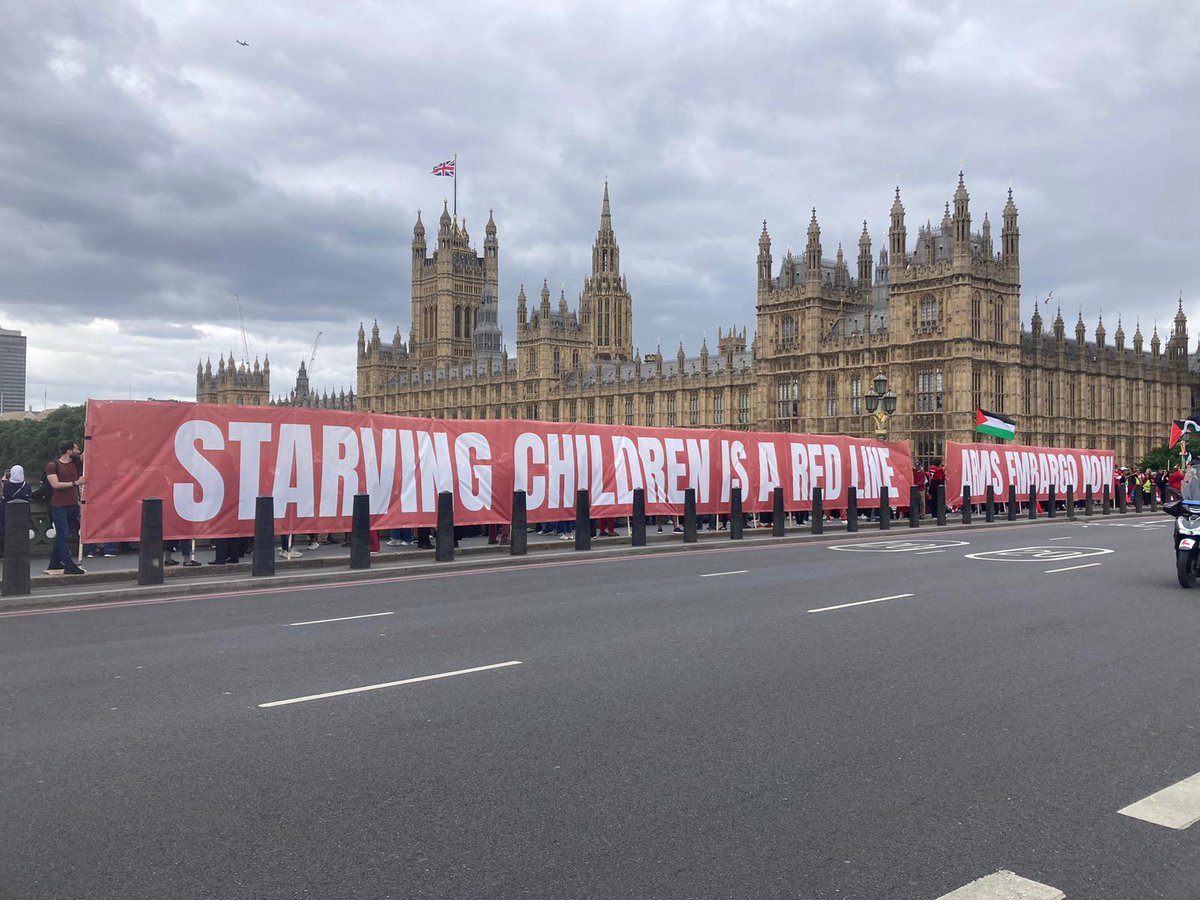 wakeartisan's tweet image. UK Parliament is surrounded by a red line for #Palestine
#StopArmingIsrael #PMQs #GazaGenocide #FreePalestine #IsraelTerroristState #Gaza #Israel_Enemy_of_Humanity