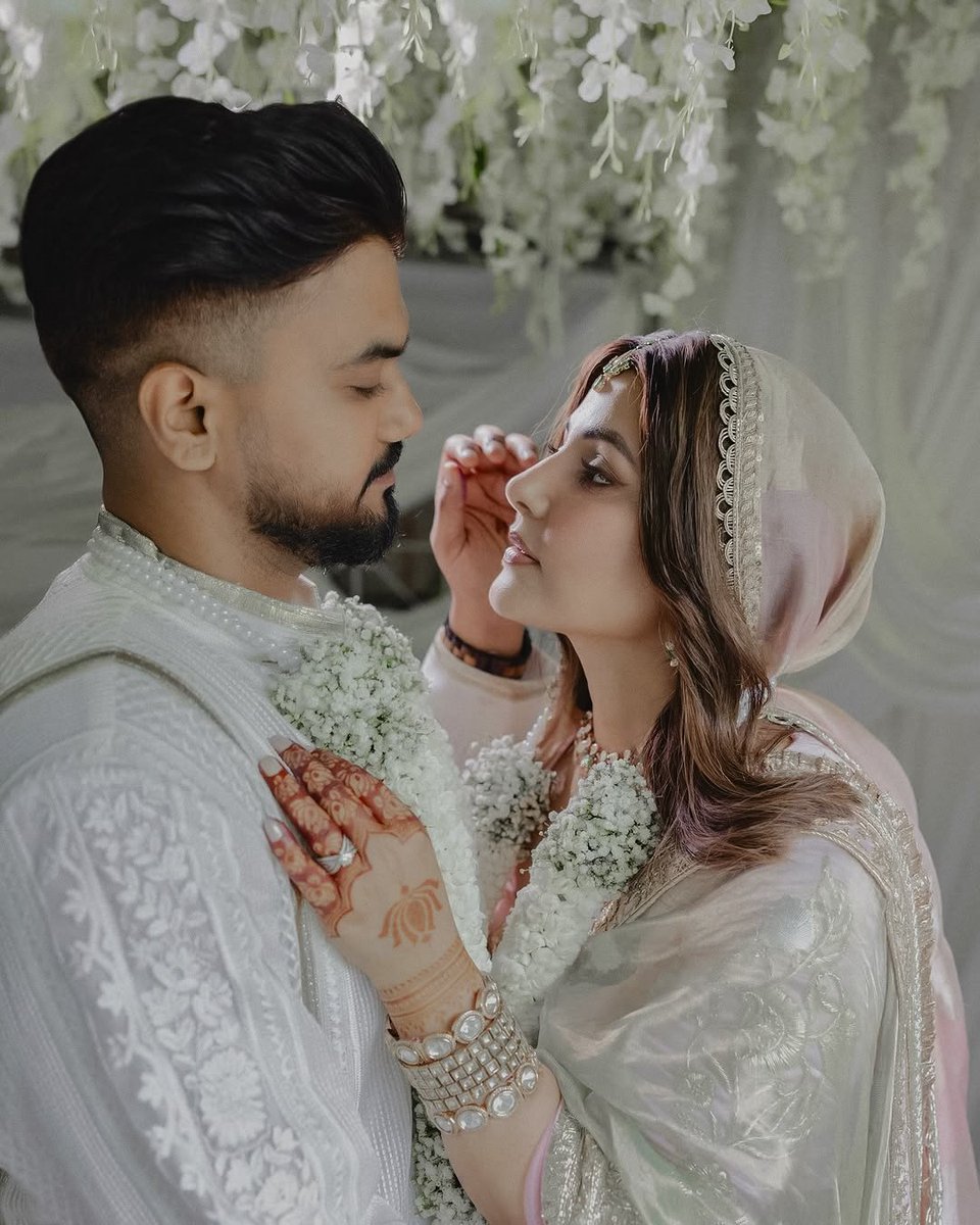Avik3007's tweet photo. Yeh kya hua? Kaise hua? Kab hua? Kyu hua? Jab hua! Tab hua! Choro... Yeh na socho! Kyuki jo bhi hua bahut acha hua. ❤️✨
Congratulations @eyehinakhan and Ro!  Wishing you a lifetime of love and happiness. May your love forever grow.  😭❤️🧿

#Hinakhan #HiRo https://t.co/oyb2F18NzW