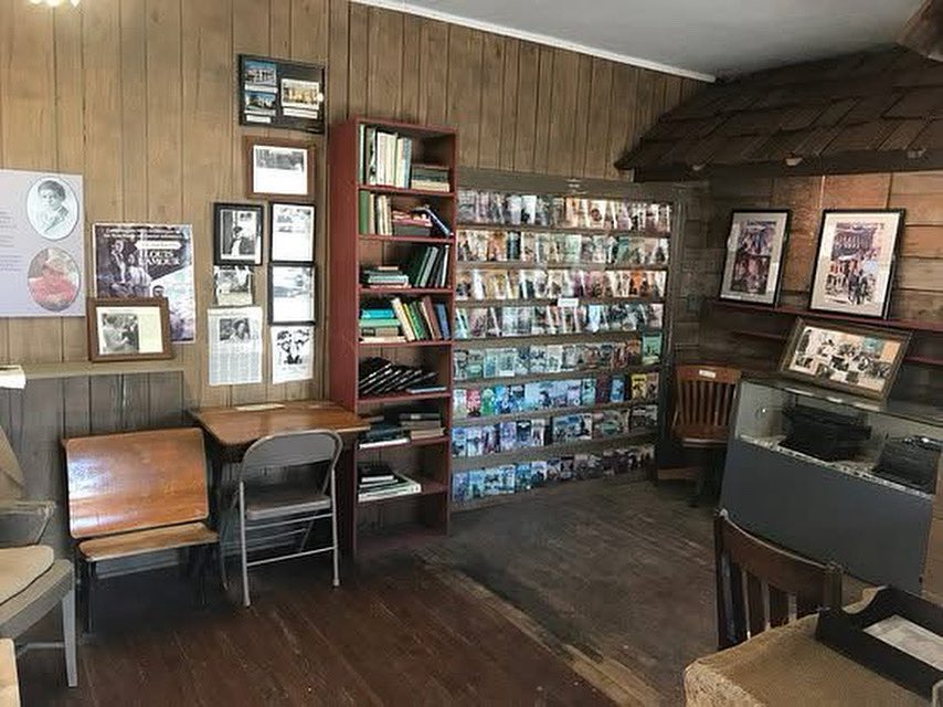 Louis_LAmour's tweet image. 📚 Poll Time!
How many Louis L'Amour books do you have on your shelves??
(Lets talk paperback and hardcover books for this poll and we'll move on to Audio Books later.)
Give us a number in the comments below!
(Photo courtesy of Louis L'Amour's "writer's shack," an exhibit…
