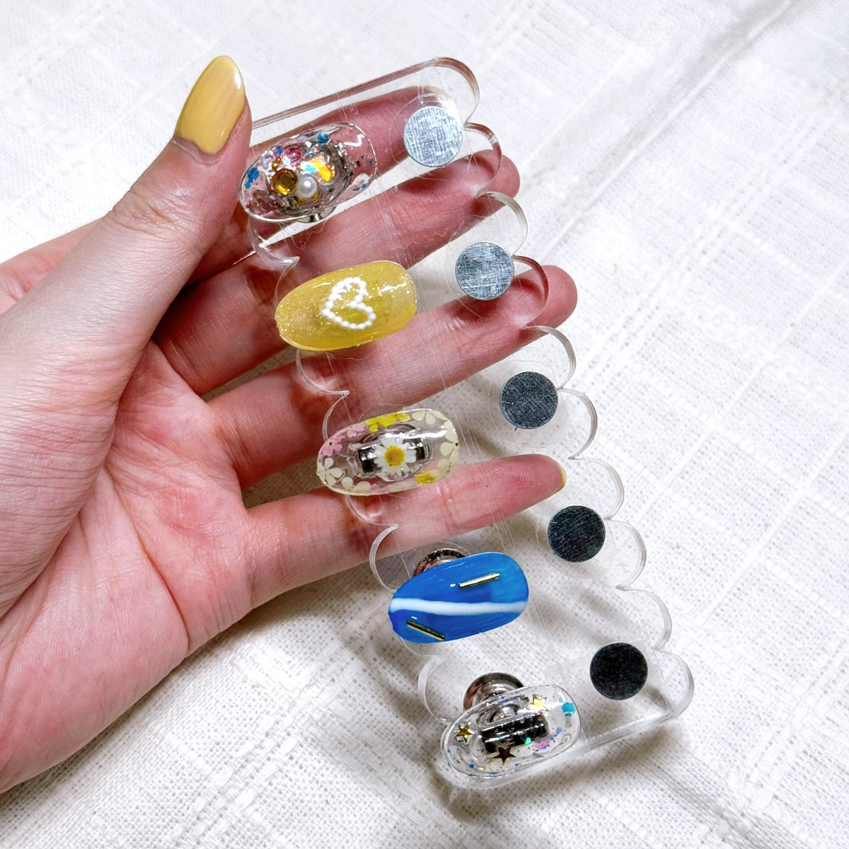 byeolbitx's tweet photo. #誓キス
#MFWP
The flowers reminded me of her illustrations where Yuta was surrounded by flowers 🌻
This time round I was inspired by Korean style nail art 💕 I’m glad it came out nicely ☺️
A little summer beach theme 💛🩵
いつも誓キスについて話してくれてありがとう!!🥰🌼💕 https://t.co/MBGlBCk4ew