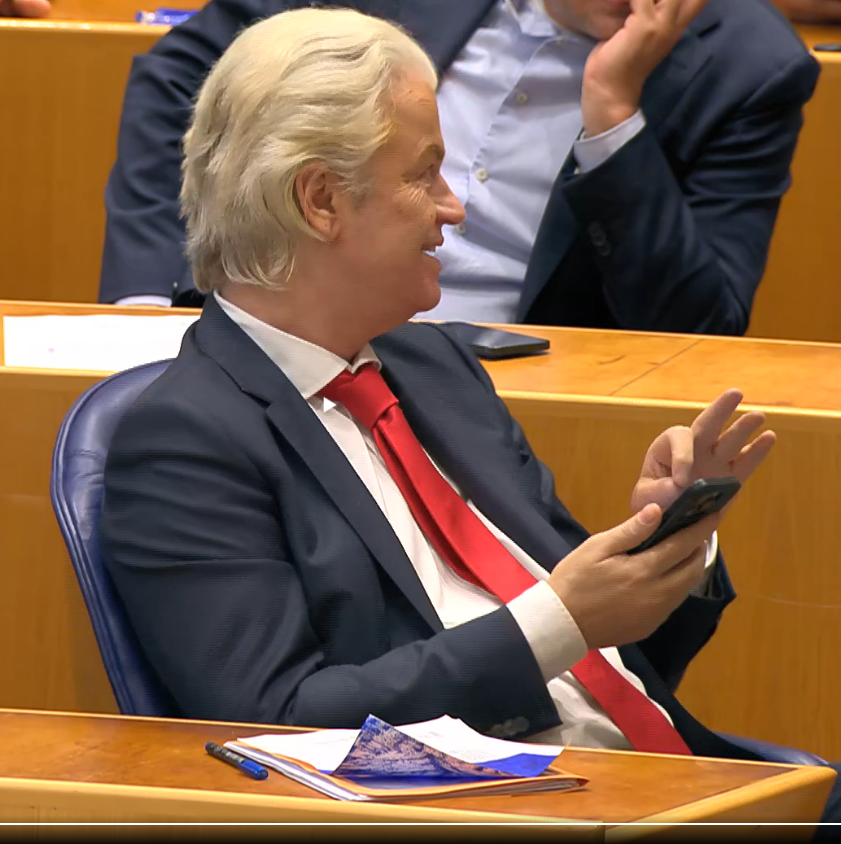 Wilders ten voeten uit: beetje kleuren, beetje twitteren, zonder enige verantwoordelijkheid voor het bestuur van Nederland. Het interesseert hem geen f*ck.