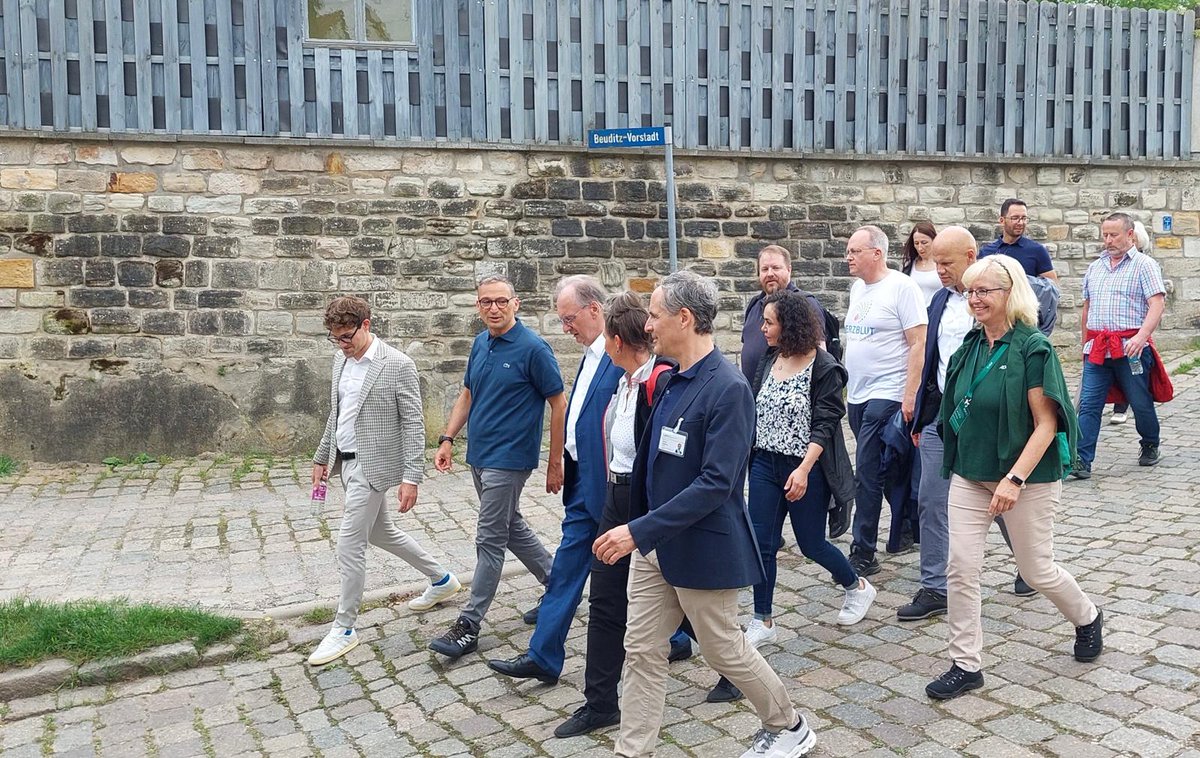 "Eine Herzerkrankung kann jeden von uns treffen, jederzeit", betont Schirmherr MP <a href="/reinerhaseloff/">Dr. Reiner Haseloff</a> bei der 7. "Wanderung mit Herzblut" in #Weißenfels. "Es besteht großer Handlungsbedarf", sagt Haseloff und wirbt für Prävention und Aufklärung - wie bei der landesweiten #Herzwoche.
