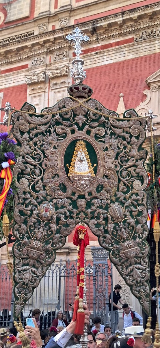 Isabel Ríos 🇪🇸 (@isaimarivent) on Twitter photo #Sevilla ✝️
Sslida del simpecado de la hermandad de Sevilla tras la celebración de la santa misa
<a href="/HdadRociodeSev/">Hdad. Rocío de Sevilla</a> #Sevilla ✝️
Sslida del simpecado de la hermandad de Sevilla tras la celebración de la santa misa
<a href="/HdadRociodeSev/">Hdad. Rocío de Sevilla</a>