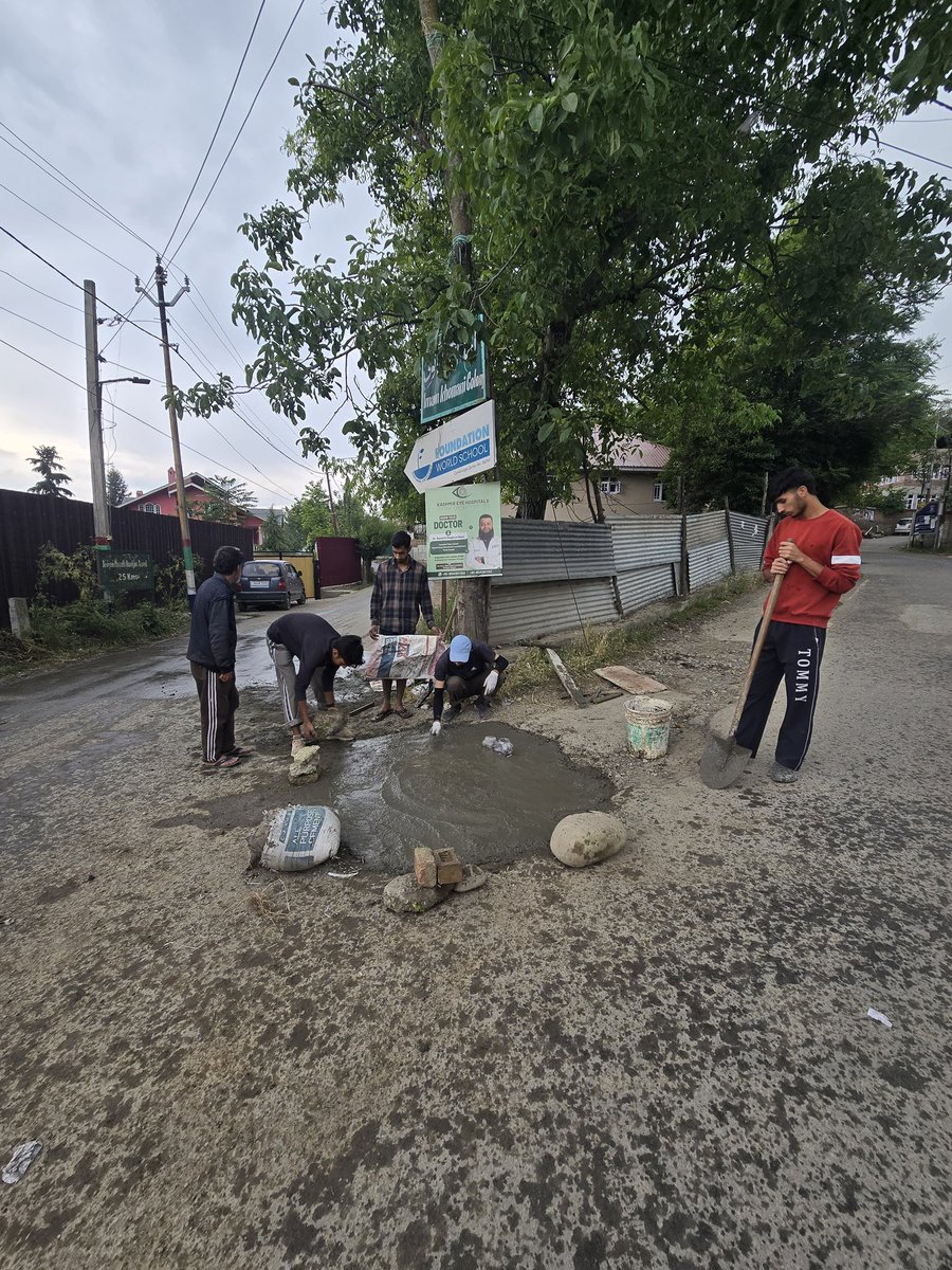 acc_tcs's tweet image. This pothole was a danger for years — causing accidents and risking lives.
Today, we took action and fixed it!
Huge thanks to our team for their time, effort, and support. 💪
Let’s keep improving our community together! ❤️ #TheCommunityServants #RoadSafety #BudgamYouth