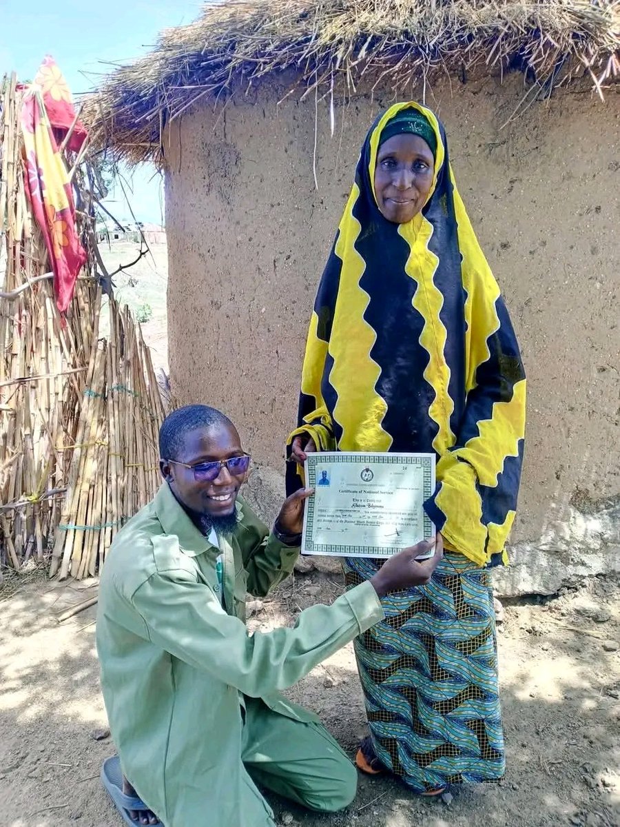 This photo is worth sharing🥰😍.

May Almighty ALLAH bless the knowledge he acquired.
