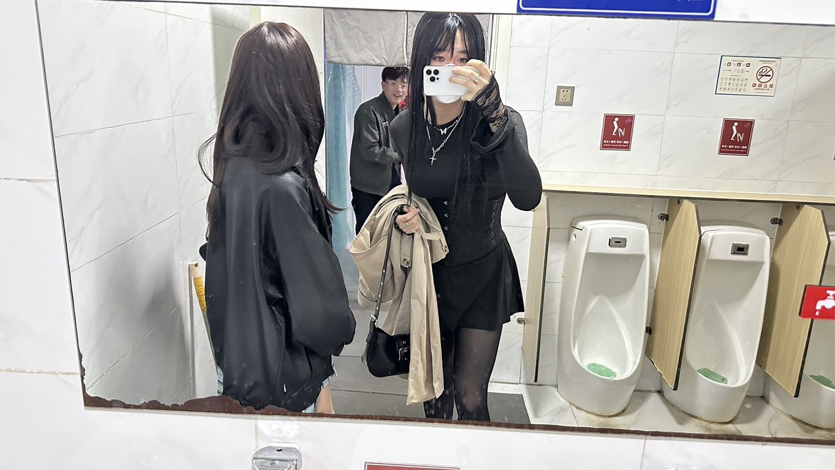 陌生男人的反应真的是让人兴奋呢，和姐妹在南侧对镜自拍，结果突有路人闯进来！兴奋的不行，下次一定要邀请他来摸摸我的小影帝！近期准备找姐妹一起聚会+户外活动
#cd #男娘 #伪街 #女装子 #公厕 #青岛
