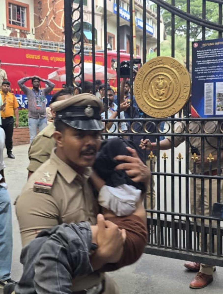 epanchjanya's tweet image. बेंगलुरु से बहुत बड़ी खबर!

IPL विक्ट्री परेड के दौरान मची भगदड़।

भगदड़ में अबतक 10 लोगों की हुई मौत।

RCB के समर्थक विक्ट्री परेड में पहुंचे थे।

इतने बड़े कार्यक्रम से पहले नहीं किए गए थे पुख्ता इंतजाम।

अंदर चिन्नास्वामी स्टेडियम में चल रहा था रंगारंग कार्यक्रम और स्टेडियम के…