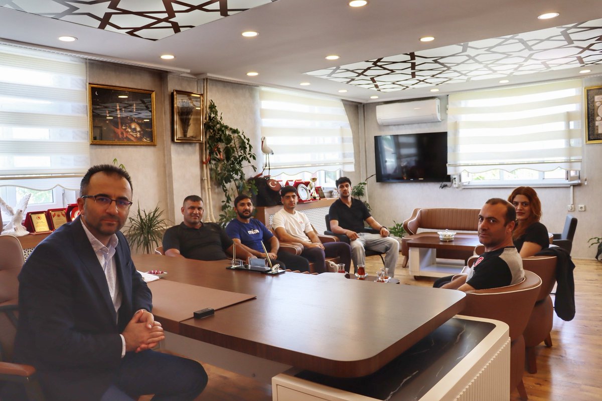 Milli sporcularımız Salih Yıldız, Fırat Çekim ve Can Emirhan Esenboğa, antrenörleri Serkan Esenboğa ve Yasemin Derinçay ile birlikte İl Müdürümüz Recai Şahin’i makamında ziyaret etti.

Nazik ziyaretleri kendilerine teşekkür eder, başarılarının devamını dileriz.