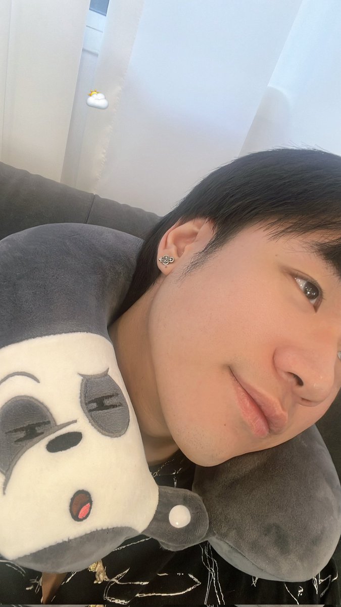 yongb6's tweet photo. 250604

大概是早上八點多
昨天可能沒有拿下來 ?
戴著洗澡嗎，但是不能碰水欸 😂
-
看到頸枕想到之前送的鯊魚款 🤣🤣🤣🤣 https://t.co/FA7TAKtOPj