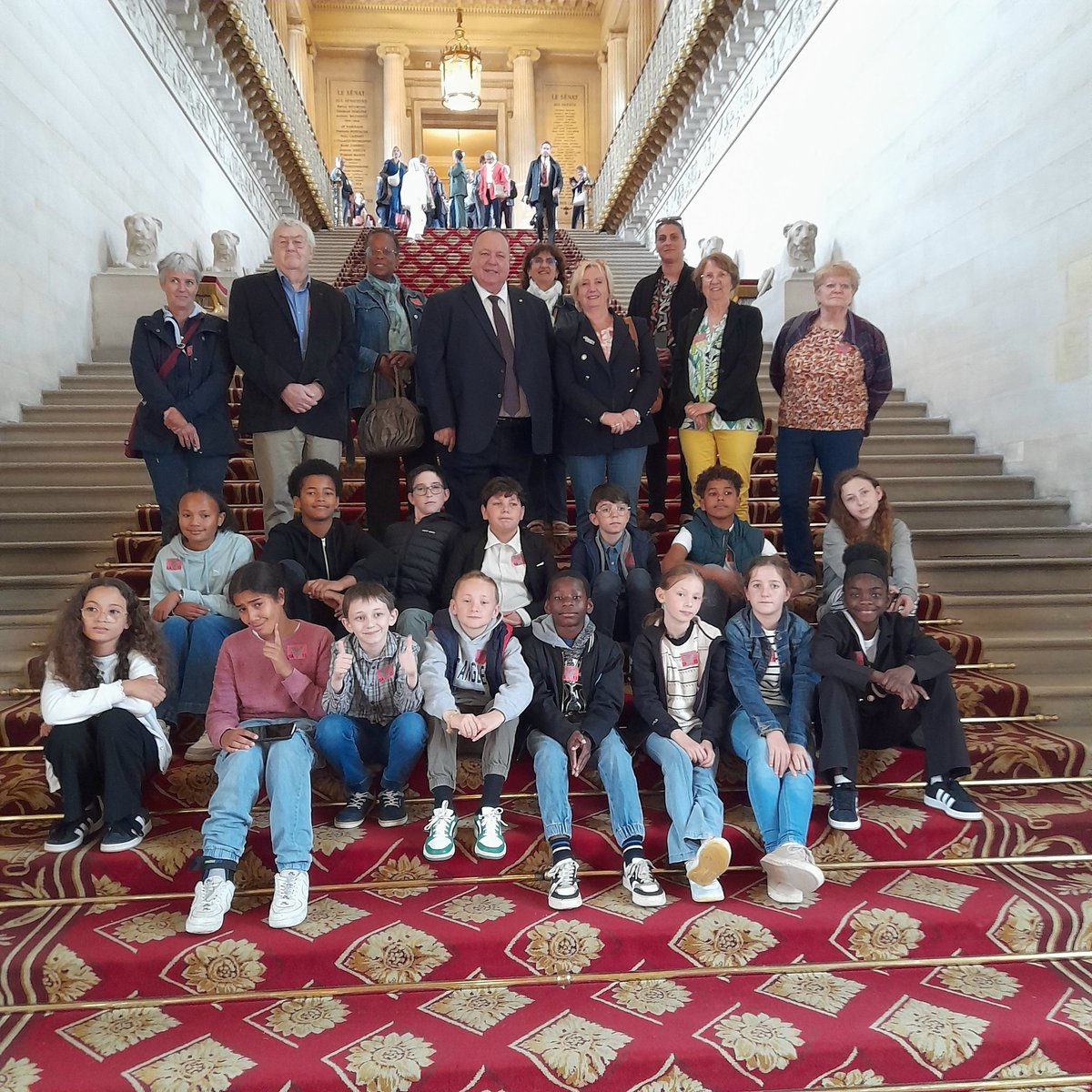Mainvilliers28's tweet photo. Les élus du Conseil municipal des enfants ont visité le Sénat le 4 juin 2025, en présence de Michèle BONTHOUX, Maire et Conseillère régionale, et de plusieurs élus du Conseil municipal. La visite du Palais du Luxembourg a été menée par Daniel GUERET, Sénateur d'Eure-et-Loir. https://t.co/mnDbtjKZTB