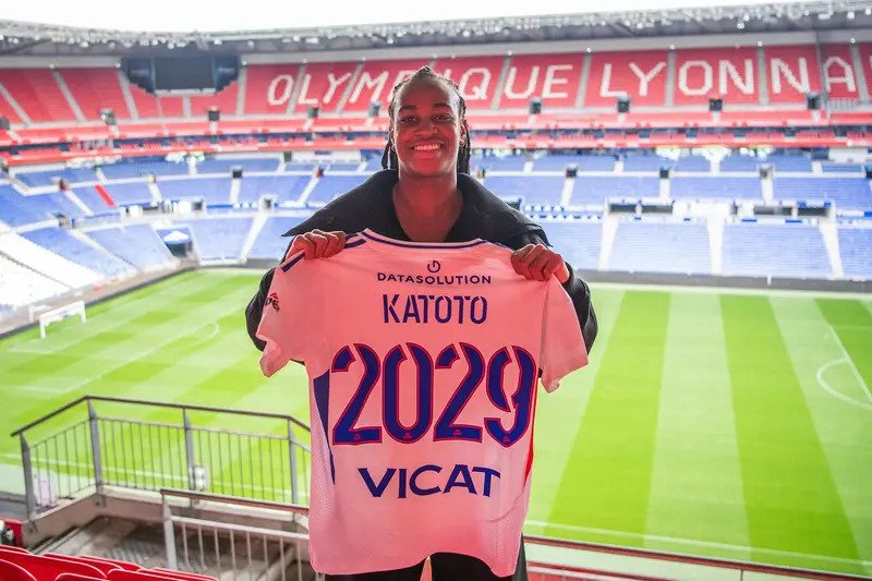 🦁🇫🇷 OFICIAL: Marie-Antoinette Katoto es NUEVA JUGADORA del OL Lyonnes.

Llega como agente libre procedente del PSG, donde marcó ¡162 GOLES EN 205 PARTIDOS! en las últimas 10 temporadas.

Firma por 4 años hasta junio de 2029.