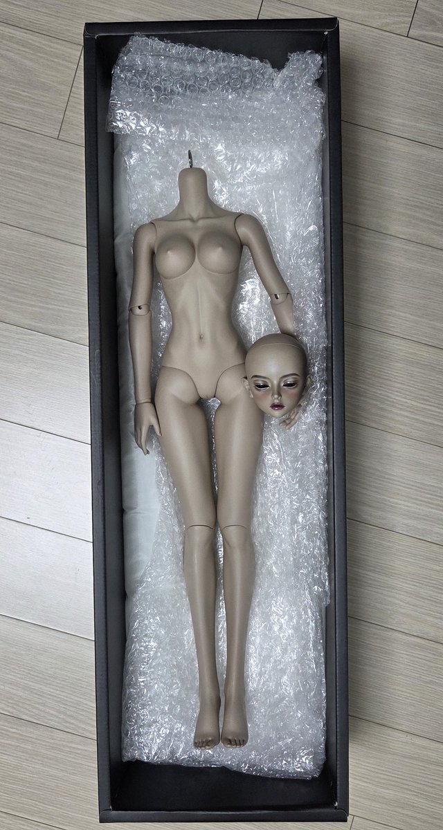 salemycollect's tweet photo. #트인덕장터 글루미 소피아 초코스킨(추측) 본체 판매합니다. 실물은 조금 더 보라빛?인 색조인데 사진에선 어떻게해도 노란 톤이 나오네요. 리모 사이트가 중간에 닫았어서 확인을 못하는데, 바디는 그레이스 하모니 바디였던 것으로 추측됩니다. (이어서) https://t.co/afygVuUuGK