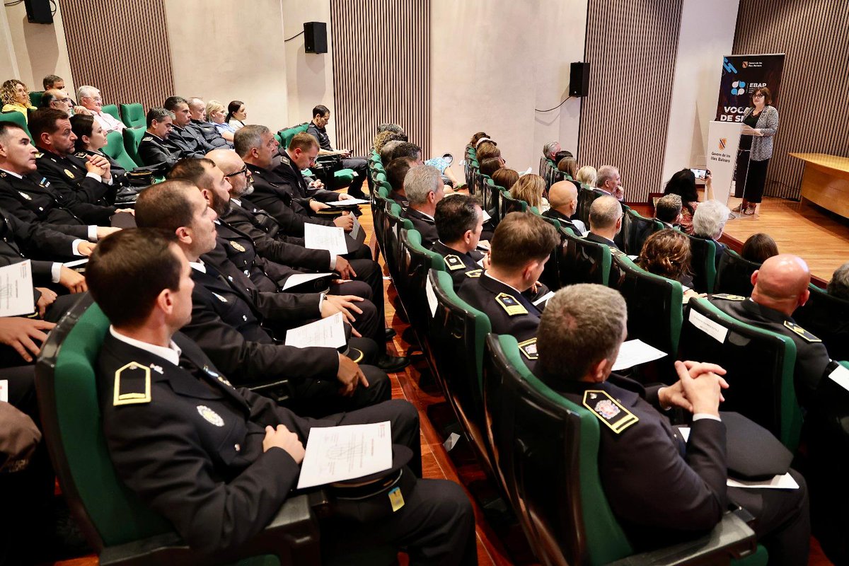 Conselleria de Presidència i Adm. Públiques (@presidenciagoib) on Twitter photo 👮♀️👮♂️ La consellera <a href="/AMEstarellas/">Antònia Maria Estarellas</a> ha lliurat els diplomes als alumnes del Curs de Cap de Policia organitzat per l'<a href="/EBAP_GOIB/">Escola Balear d'Adm. Pública - EBAP</a>.
Dotam als professionals d'eines pràctiques i estratègiques per afrontar els reptes presents i futurs de la gestió policial.
ℹ️ tn.caib.es/3TyyzP9yitn1 👮♀️👮♂️ La consellera <a href="/AMEstarellas/">Antònia Maria Estarellas</a> ha lliurat els diplomes als alumnes del Curs de Cap de Policia organitzat per l'<a href="/EBAP_GOIB/">Escola Balear d'Adm. Pública - EBAP</a>.
Dotam als professionals d'eines pràctiques i estratègiques per afrontar els reptes presents i futurs de la gestió policial.
ℹ️ tn.caib.es/3TyyzP9yitn1