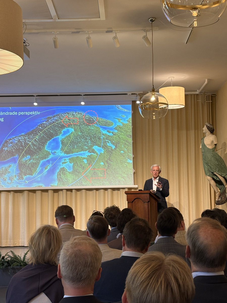 HugoSelling's tweet image. Igår hade jag förmånen att delta på Ax:son Johnsons stiftelses konferens om svensk försvars- och säkerhetspolitik på anrika Engelsbergs bruk. Många nya intryck och lärdomar.