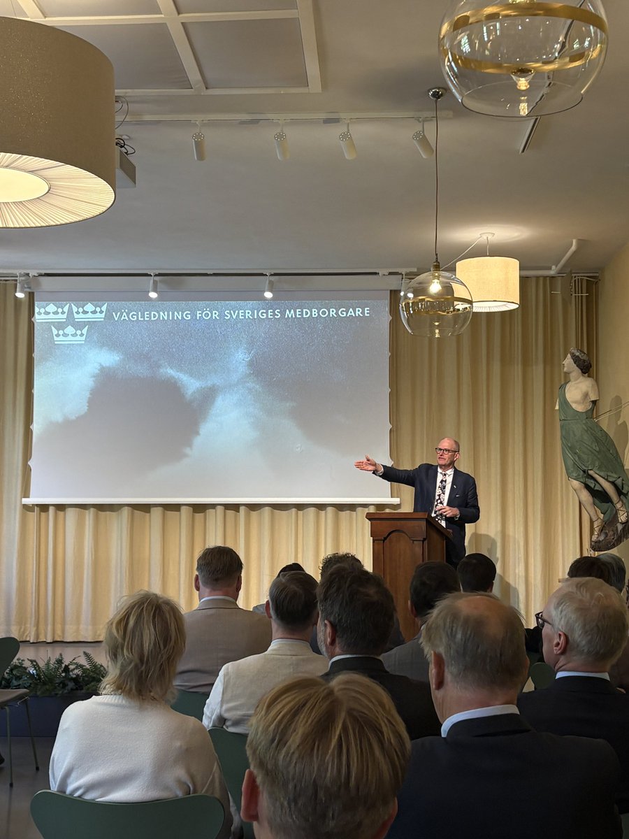 HugoSelling's tweet image. Igår hade jag förmånen att delta på Ax:son Johnsons stiftelses konferens om svensk försvars- och säkerhetspolitik på anrika Engelsbergs bruk. Många nya intryck och lärdomar.