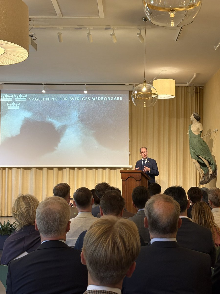 HugoSelling's tweet image. Igår hade jag förmånen att delta på Ax:son Johnsons stiftelses konferens om svensk försvars- och säkerhetspolitik på anrika Engelsbergs bruk. Många nya intryck och lärdomar.