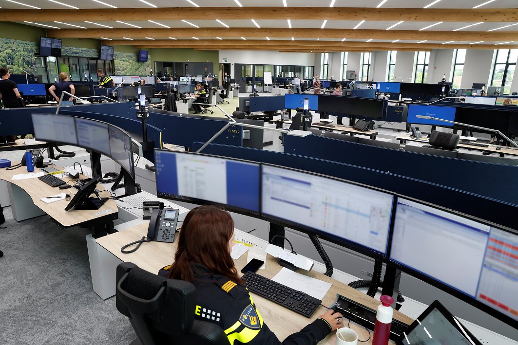 Op dinsdag 3 juni zijn de meldkamers van Lelystad en Utrecht verhuisd naar de gloednieuwe gezamenlijke #meldkamer in Hilversum! Alle #112 belletjes van de inwoners van Midden-Nederland komen voortaan in Hilversum terecht. 📞

politie.nl/nieuws/2025/ju…