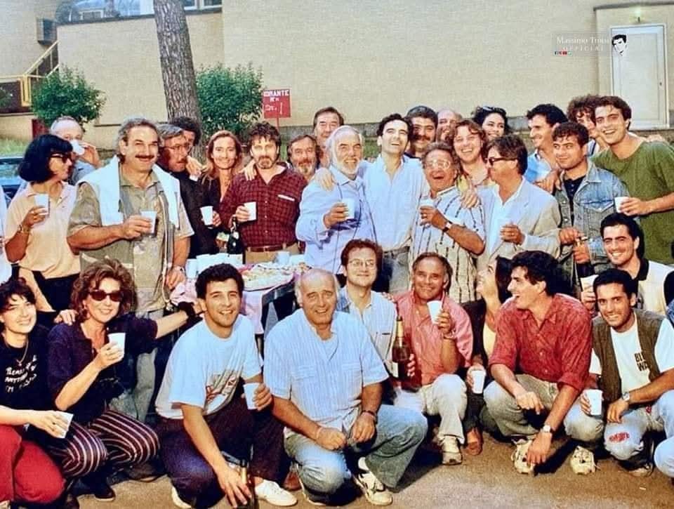 3 giugno 1994, l'ultimo brindisi sul set del Postino, le ultime parole di Massimo furono: "Nun ve scurdat 'e me". 31 anni dopo il Mondo non si è mai dimenticato della sua umanità, della sua poesia

#MassimoTroisi