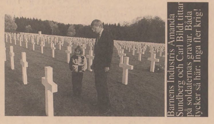 Läser en ABSURD intervju med statsminister Carl Bildt i Dagens Industris gamla barntidning Barnens Industri. En barnreporter får följa med Carl Bildt till en KRIGSKYRKOGÅRD