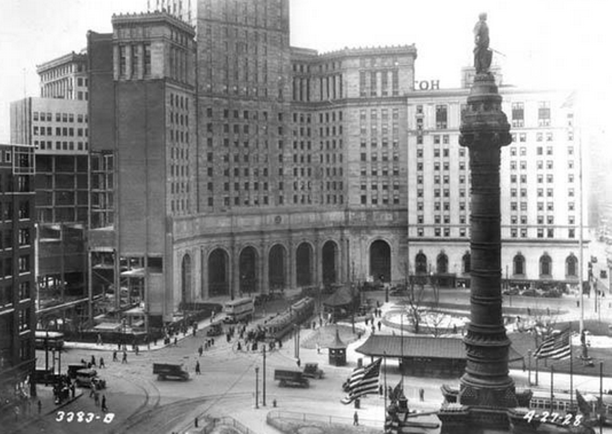 TakeaHikeCLE's tweet image. Meet us at 6pm tonight to get through the mid-week point with our free guided tour of @officialpsq + Malls! Explore Cleveland’s bold vision for a grand civic center, born in 1903 through the City Beautiful Movement. We'll see you out there! takeahikecle.com/public-square-…