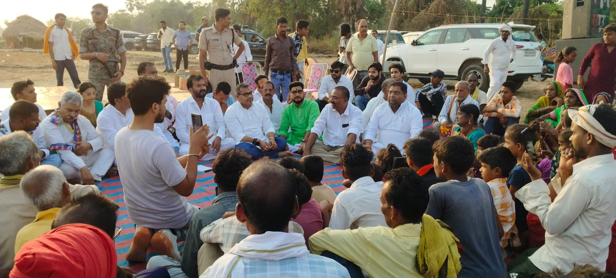 आज आरा के गड़हनी में जनसंपर्क कर आगामी 8 जून को राष्ट्रीय अध्यक्ष सह केंद्रीय मंत्री आदरणीय श्री <a href="/iChiragPaswan/">युवा बिहारी चिराग पासवान</a> जी की होने वाली विशाल नव संकल्प महासभा को भव्य और ऐतिहासिक बनाने हेतु आमंत्रित किया।