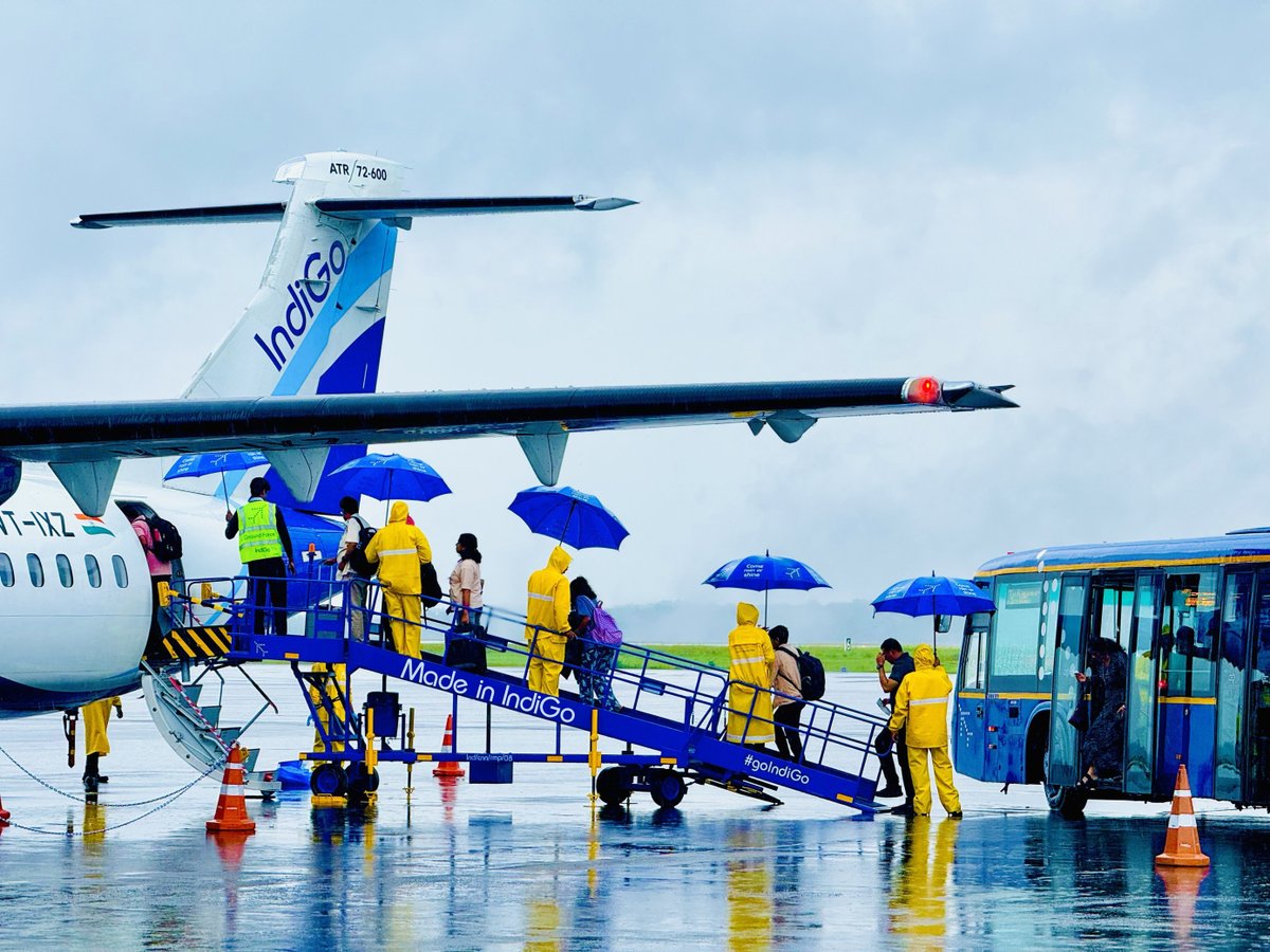 IndiGo6E's tweet photo. Not all heroes wear capes, some carry umbrellas. ☔💙
Here's to our team for being the sunshine on a rainy day. #ServiceFromTheHeart #goIndiGo https://t.co/X3Iaj18L6N