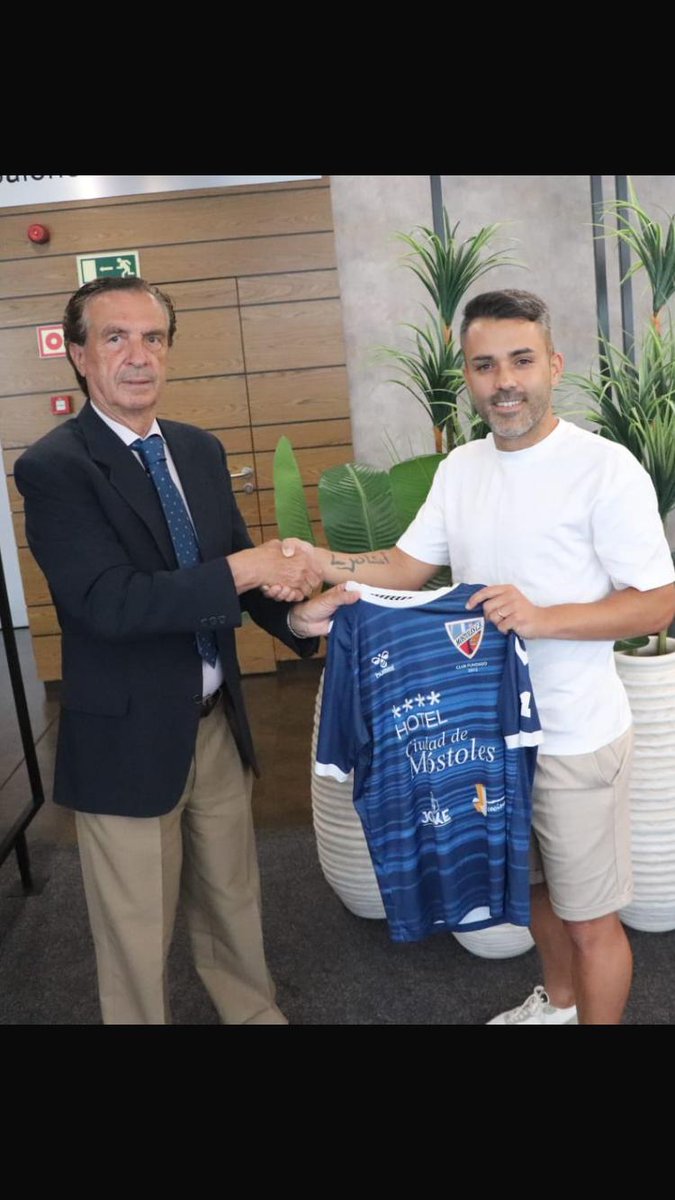 BIENVENIDO 🔵

Alain Aliaga será el nuevo entrenador del Móstoles CF

Viene con ganas e ilusión de encabezar un proyecto muy ambicioso y recuperar la categoría perdida.

Entrenador jóven pero conocedor de la categoría con varios ascensos en su palmarés

Bienvenido a tu nueva casa