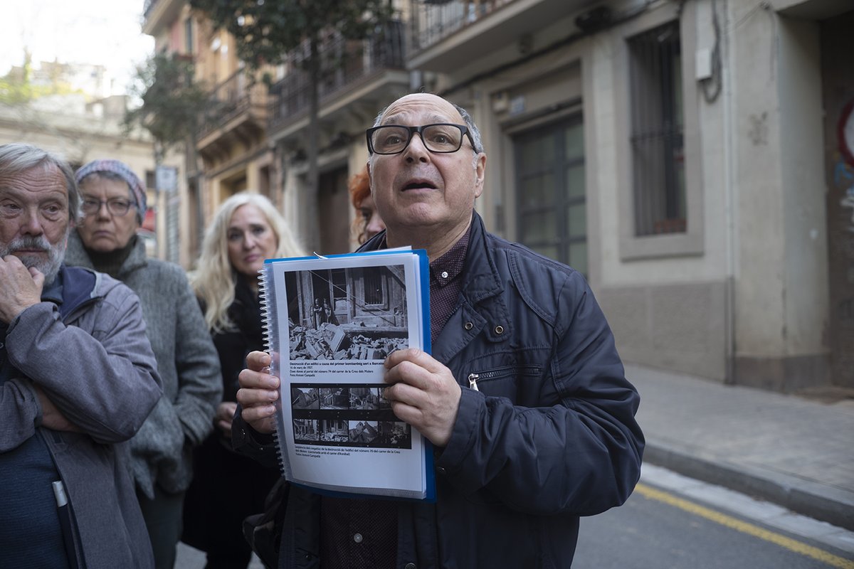 Sapiens.cat (@sapienscat) on Twitter photo Recorrem el barri del Poble-sec amb l’@associacioboix, que organitza una ruta per alguns dels escenaris principals de la infància i la joventut del 'fotògraf de Mauthaussen'.
✍️<a href="/CasanovasGenis/">Genís Casanovas</a> al #Sàpiens de juny.
sapiens.cat/revista/sapien… Recorrem el barri del Poble-sec amb l’@associacioboix, que organitza una ruta per alguns dels escenaris principals de la infància i la joventut del 'fotògraf de Mauthaussen'.
✍️<a href="/CasanovasGenis/">Genís Casanovas</a> al #Sàpiens de juny.
sapiens.cat/revista/sapien…