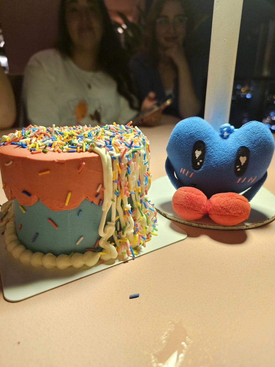 royalbluebiu's tweet image. Sharing a cake with &quot;luves&quot; is like sharing  happiness and good fortune

HBD BUILD NEXT LEVEL DAY
#Chapter31WithBuild 
#BuildJakapan #Beyourluve 
@JakeB4rever