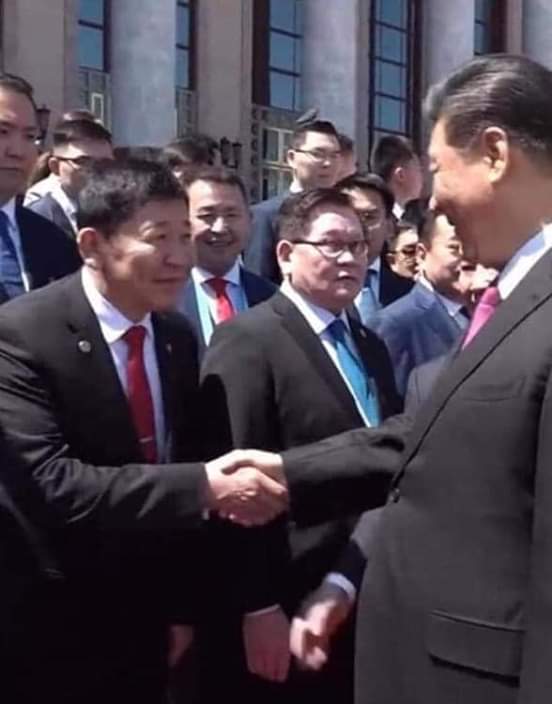 Энэ хүн 👇👇👇өнөөдөр яасан юм бэ...хэдэн сэтгүүлч эмэгтэйчүүдийг айлгасан юм уу. Монгол хүнтэйгээ 👇👇👇 ингэж л харьцаачээ. Сэжгийн 💩💩💩